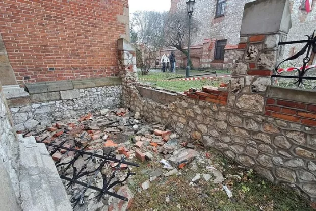 Сила удару була дуже великою: П’яний українець на авто врізався в одну з найдавніших церков у центрі Кракова