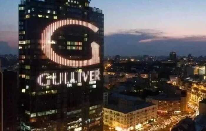 "Ощадбанк" заявив про рейдерське захоплення групою чоловіків паркінгу ТОК Gulliver