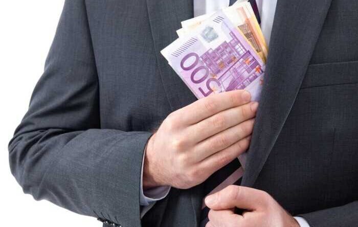 Дорогі автомобілі і готівка: експосадовця ДСНС викрили у незаконному збагаченні на 13 мільйонів гривень