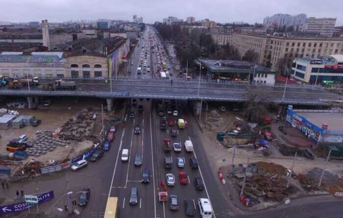 Знесення «Більшовика» за 121 мільйон: як Київ віддав підряд компанії з судимим керівником і зв’язками з мегабудівельними схемами