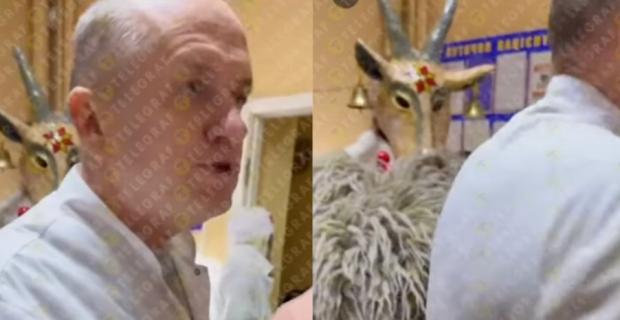 "Від вашого вереску голова навіть через екран болить": Жінка поскаржилась, що їй не дозволили колядувати в лікарні, але мережі ідея обурила (фото, відео)