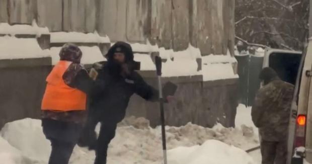 У Львові поліцейська "з ноги" напала на жінку, яка прибирала сніг, літня пані відреагувала (відео)