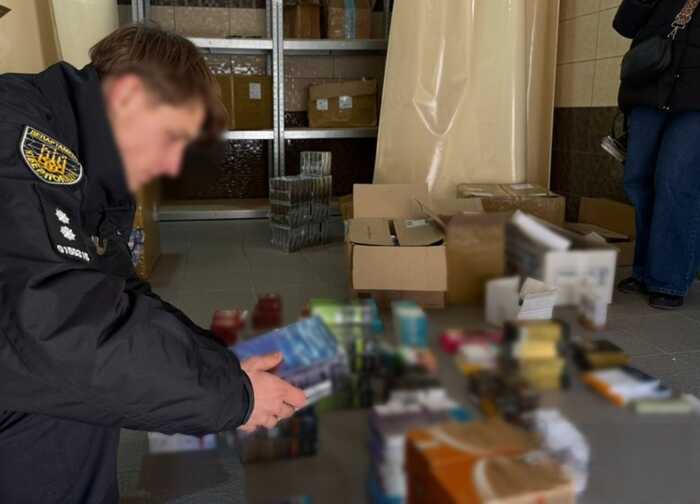 На Хмельниччині викрили групу, яка контрабандою завозила ліки та продавала їх в інтернеті
