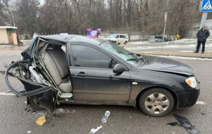 Військовий на великій швидкості врізався в авто на світлофорі: мати загинула, двох дітей госпіталізували