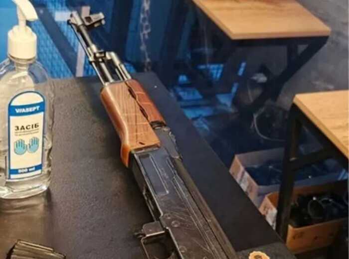 У Києві чоловік з муляжем автомата влаштував переполох у супермаркеті і був затриманий поліцією