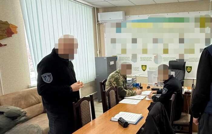 До 12 тисяч доларів за "послугу": посадовець Рівненського ТЦК організував схему вимагання хабарів з військовозобов’язаних