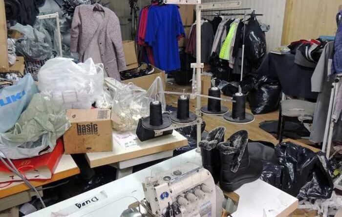 Під Варшавою викрили підпільну швейну майстерню з підробленими брендами: затримано громадянина України