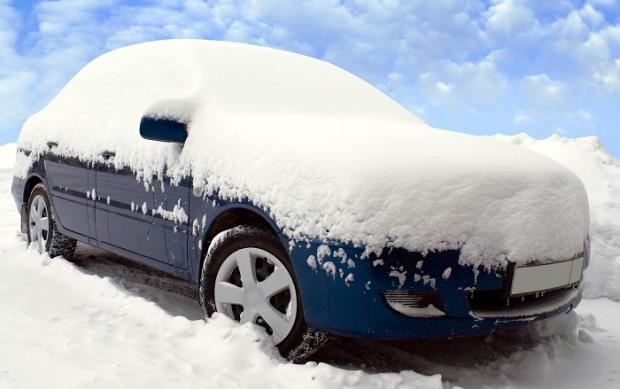 Водіям на замітку! Як не варто чистити авто від снігу - ці помилки небезпечні