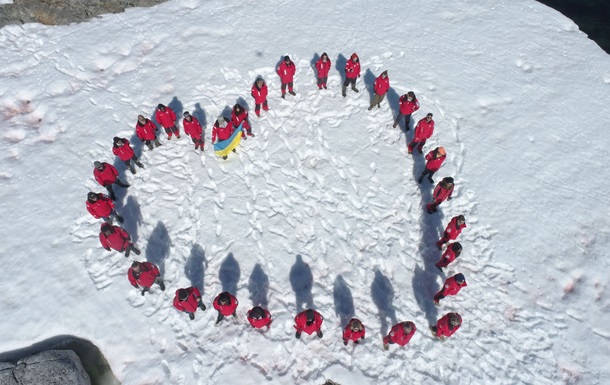 Креатив з "Вернадського": Наші полярники надіслали живу валентинку в Україну з Антарктиди