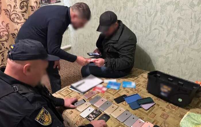 Поліцейські Донеччини викрили фішингового шахрая, який ошукав громадян на понад 800 тисяч гривень