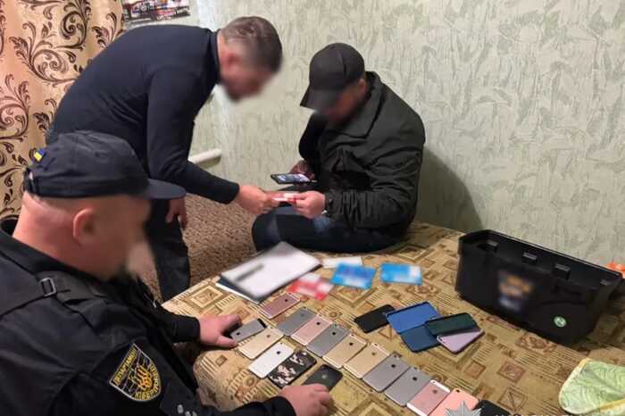Поліцейські Донеччини викрили фішингового шахрая, який ошукав громадян на понад 800 тисяч гривень