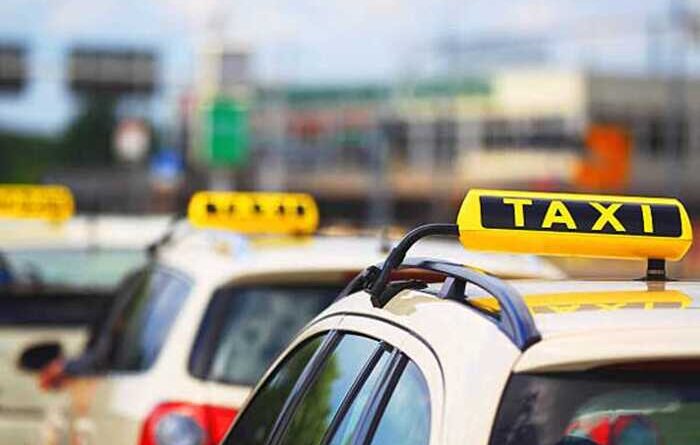 У Польщі жінка з ножем напала на таксиста з України та пограбувала його