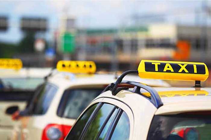 У Польщі жінка з ножем напала на таксиста з України та пограбувала його