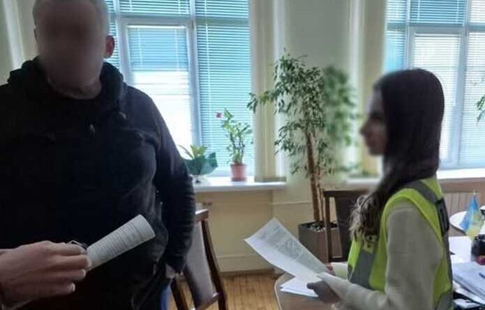 Начальнику управління освіти Подільської РДА повідомили про підозру у невиплаті допомоги сиротам