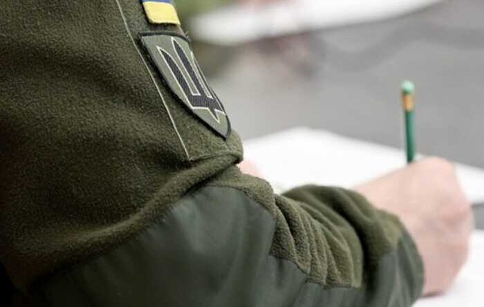 Зеленський дозволив чоловікам 60+ укладати річні контракти на службу в армії