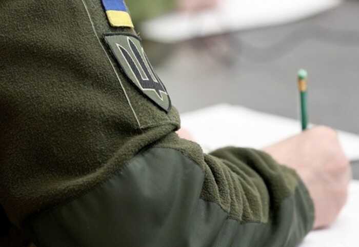 Зеленський дозволив чоловікам 60+ укладати річні контракти на службу в армії