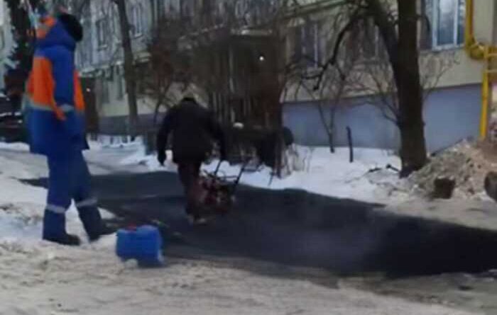 У Солом’янському районі Києва асфальт укладають просто на сніг
