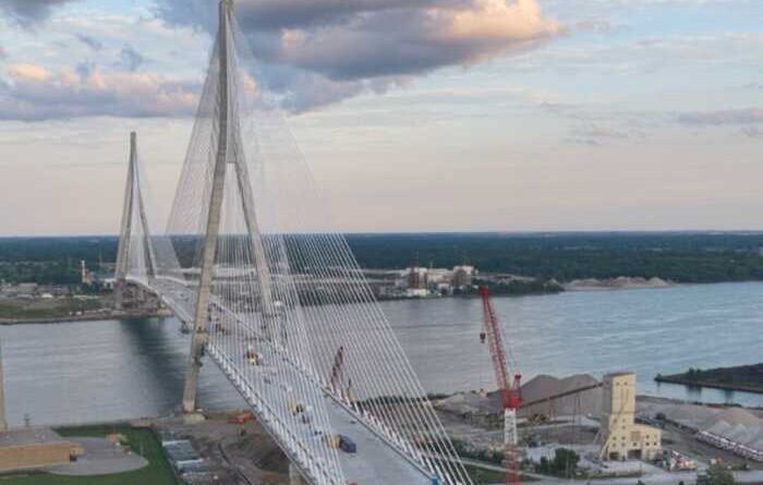 Трамп погрожує заблокувати відкриття нового мосту між Мічиганом і Канадою