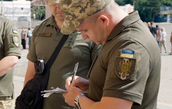 В Одесі чоловік сховався на дереві від працівників ТЦК