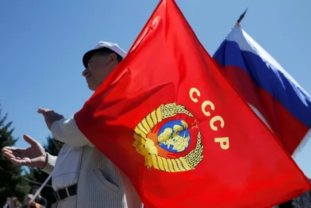 "За часів СРСР було краще!": На Дніпропетровщині суд виправдав чоловіка, який розгулював із комуністичним прапором