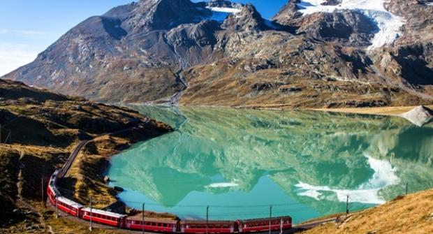 100 вагонів розтягнуті у майже 2 км: Коли і де запустили найдовший пасажирський потяг світу, ще з неймовірними краєвидами (відео)