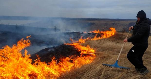 Штраф шалений!  Українцям нагадали про покарання за спалювання сухої трави