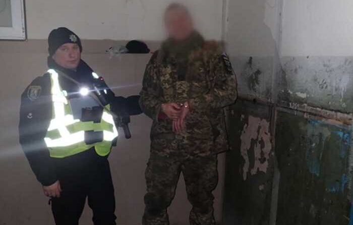 Поранив ножем двох людей: у Києві поліція затримала нетверезого дезертира