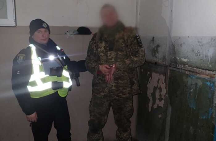 Поранив ножем двох людей: у Києві поліція затримала нетверезого дезертира