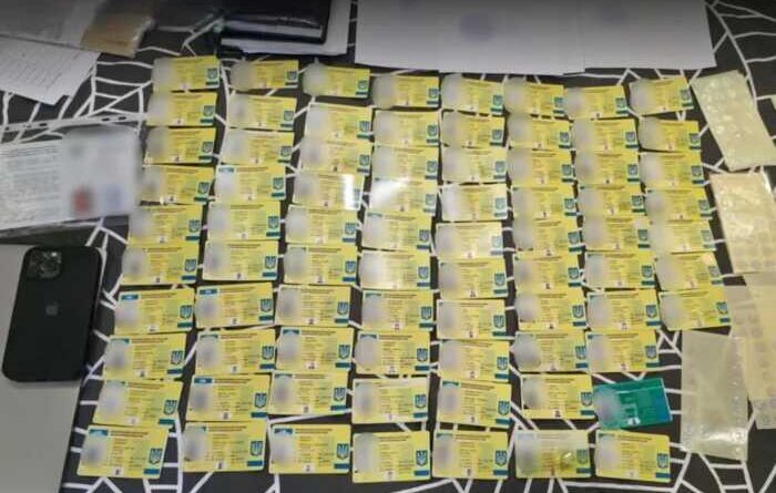 На Буковині БЕБ викрило схему продажу фальшивих посвідчень водія: трьом особам оголошено підозру