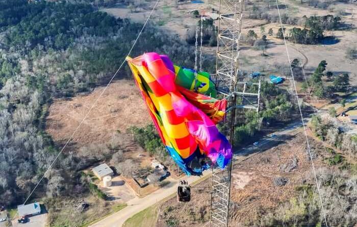 У США рятувальники зняли чоловіка і жінку з кулі, що заплуталася у телевежі