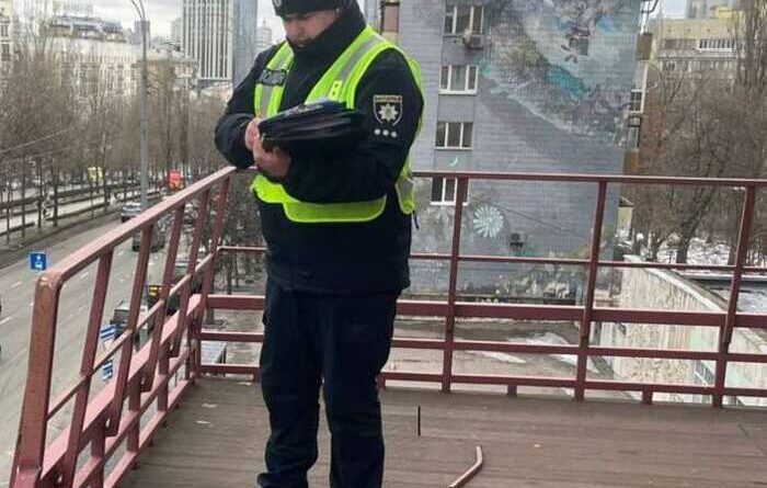 У центрі Києва чоловік випав з 23-го поверху будинку