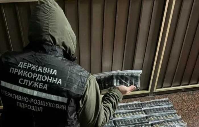 Прикордонники знайшли схованку контрабанди у вентиляції вагона міжнародного потяга