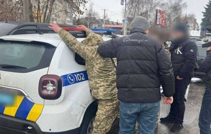На Київщині затримали посадовця районного ТЦК за підозрою в отриманні 4 000 доларів хабаря