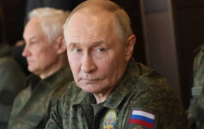 Нафта рятує бюджет РФ: Путін відмовився від скорочення видатків завдяки високим цінам на сировину, — Reuters