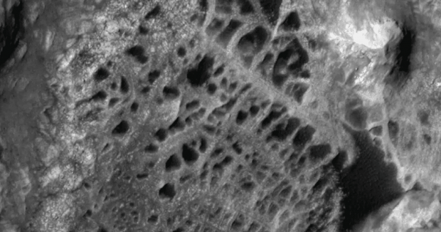 Неймовірний поворот подій: На Марсі знайшли гігантську павутину (фото)