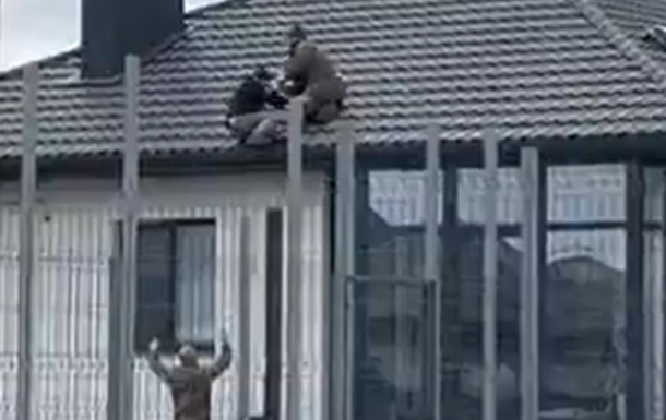 Під Луцьком військовий ТЦК скинув чоловіка з даху, а потім і сам впав (відео)