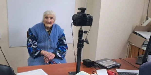 Хоче поїхати до онуки: У Слов’янську 100-річна жінка оформила закордонний паспорт (фото)