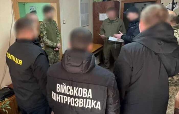 Корупційний тандем: працівник ТЦК з батьком продавали військові квитки за 900 доларів