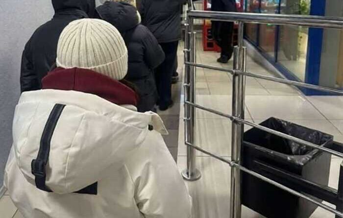 Банки лягли, гроші недоступні: у РФ — платіжний блекаут і черги до банкоматів