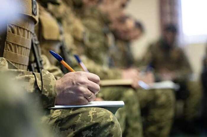 Напад на ТЦК у Вінниці: чоловік із ножем поранив двох військових, один — у реанімації