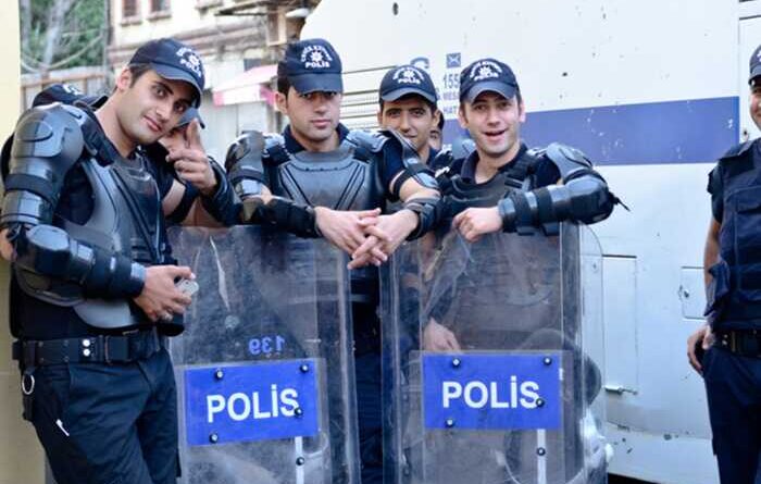 Кривавий напад у Туреччині: підліток відкрив вогонь у школі та захопив заручників