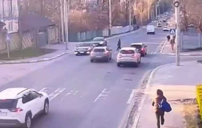 В Ірпені водій збив 13‑річну дівчину: дитина у тяжкому стані