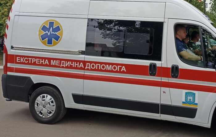 На Оболоні жінка провалилася в глибоку яму з водою через масштабний прорив трубопроводу
