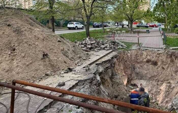 На Оболоні дівчина впала у розмиту водою яму: поліція розслідує службову недбалість комунальників