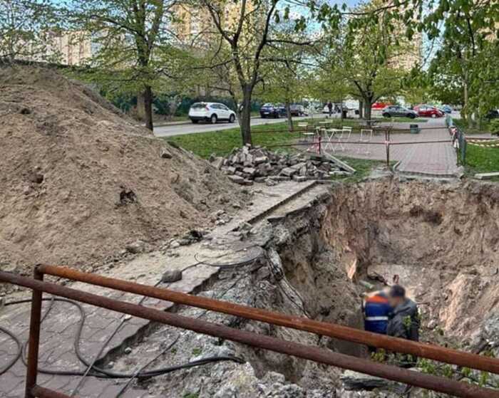 На Оболоні дівчина впала у розмиту водою яму: поліція розслідує службову недбалість комунальників