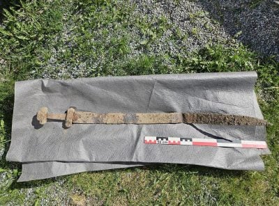 У Норвегії 6-річна дитина випадково знайшла меч довікінгської епохи