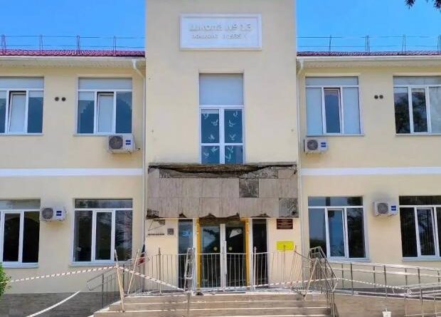 У Севастополі під час святкування останнього дзвоника обвалився балкон щойно відремонтованої школи, коли там перебувало чимало випускників