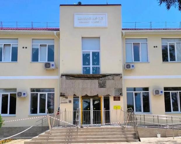У Севастополі під час святкування останнього дзвоника обвалився балкон щойно відремонтованої школи, коли там перебувало чимало випускників