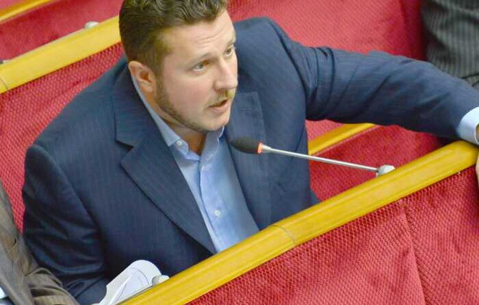Маєток у Конча-Заспі, квартири в центрі Києва і 1 мільярд активів: нардеп Антон Яценко оформлює майно на родину і щомісяця бере гроші “на проїзд”