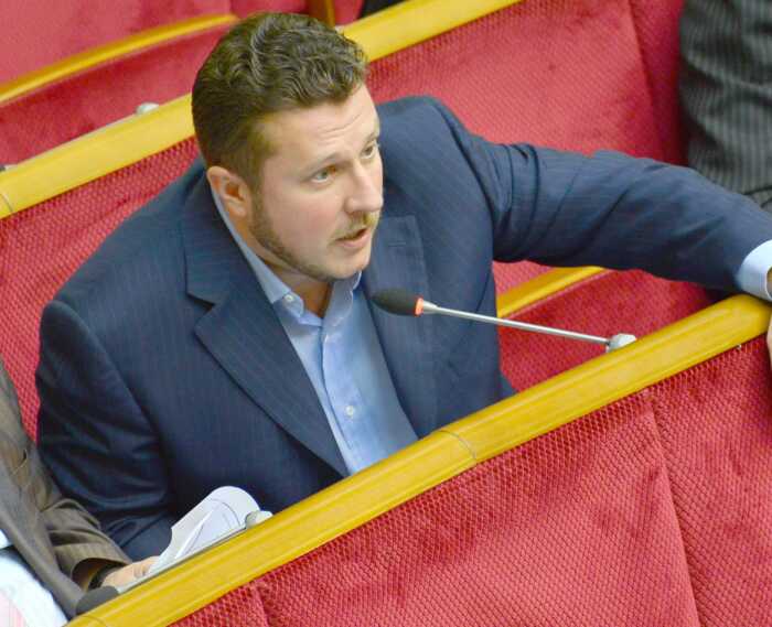 Маєток у Конча-Заспі, квартири в центрі Києва і 1 мільярд активів: нардеп Антон Яценко оформлює майно на родину і щомісяця бере гроші “на проїзд”